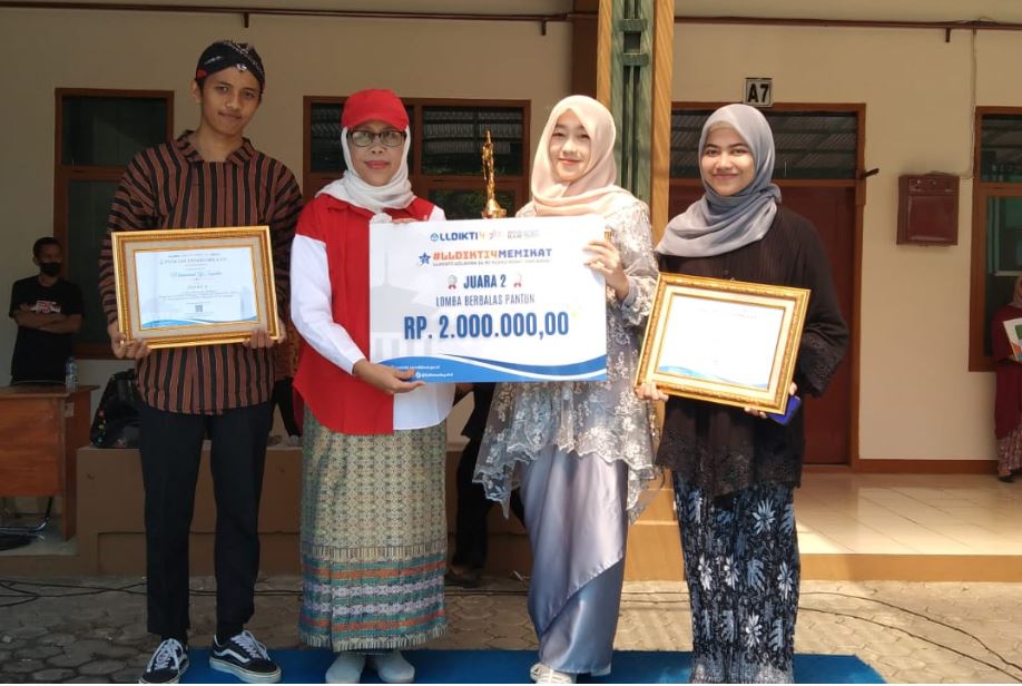 Juara Lomba Pantun 